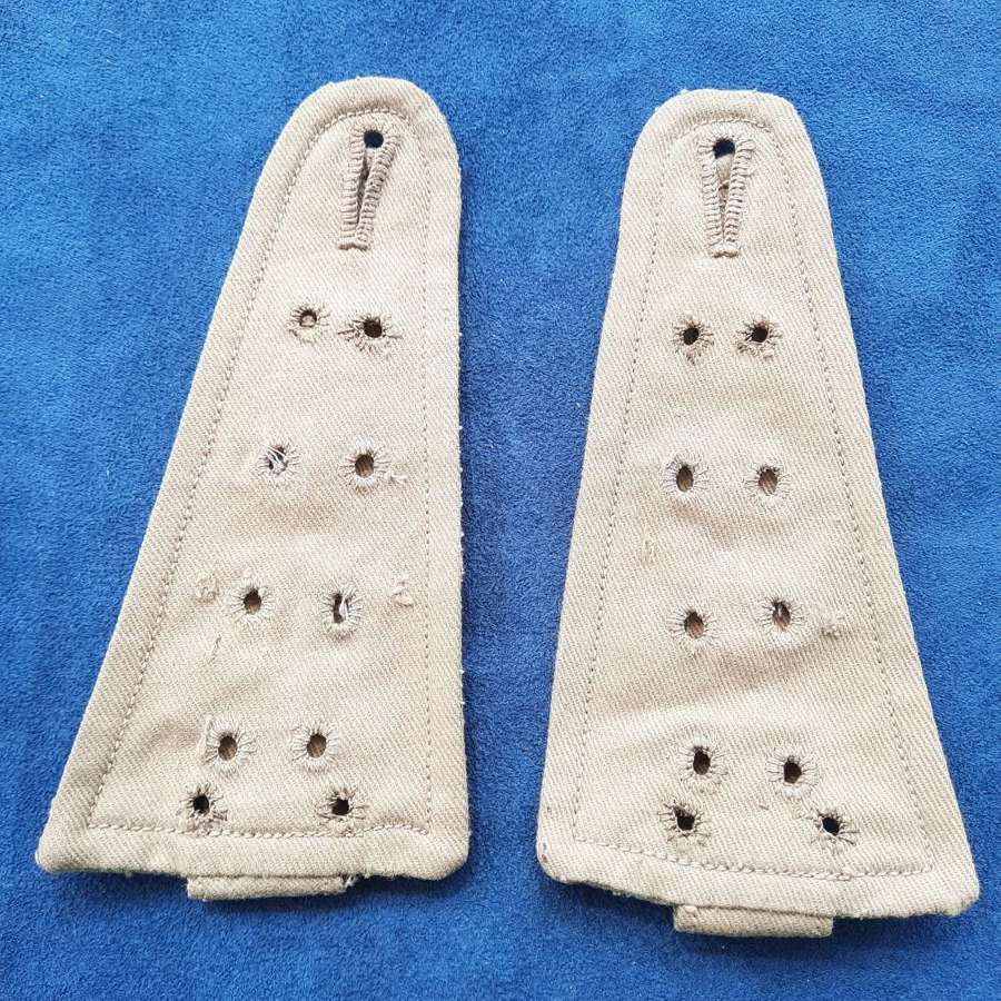 A Pair KD Officer&rsquo;s Epaulettes