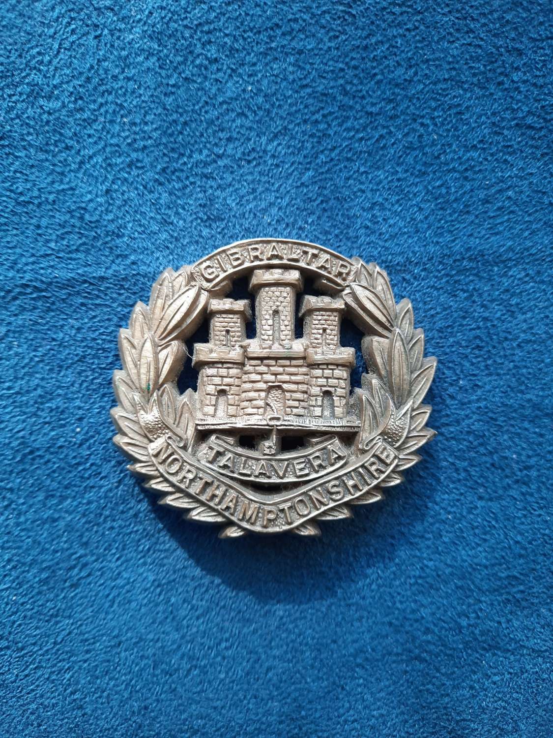 WW2 Northamptonshire Regiment Plastic Economy Issue Cap Badge