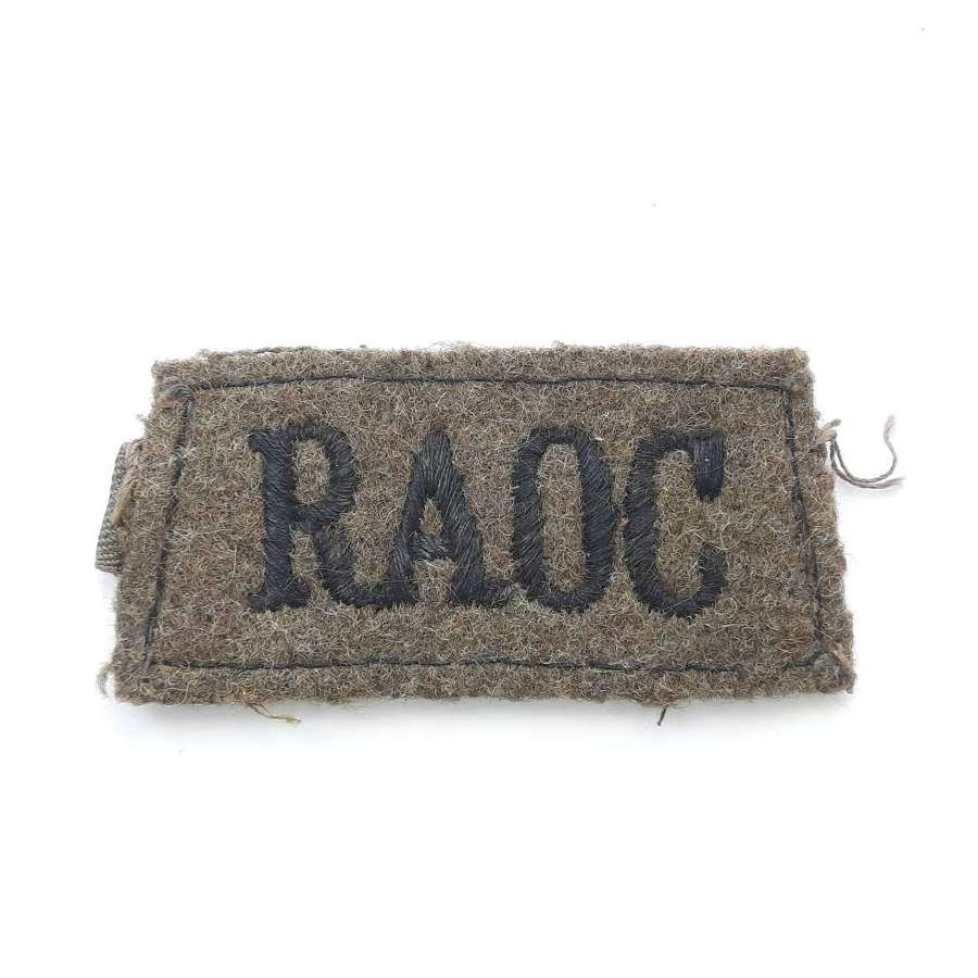 Early WW2 ROAC Slip on Shoulder Title